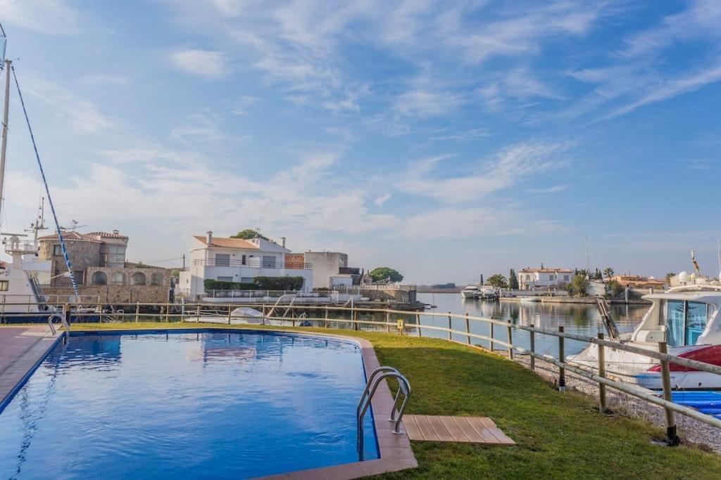 Piso De 2 Habitaciones, 3 Piscinas Y Cerca Del Mar Roses Bagian luar foto