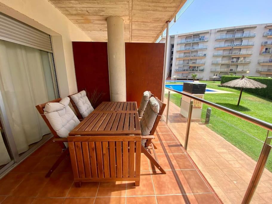 Piso De 2 Habitaciones, 3 Piscinas Y Cerca Del Mar Roses Bagian luar foto