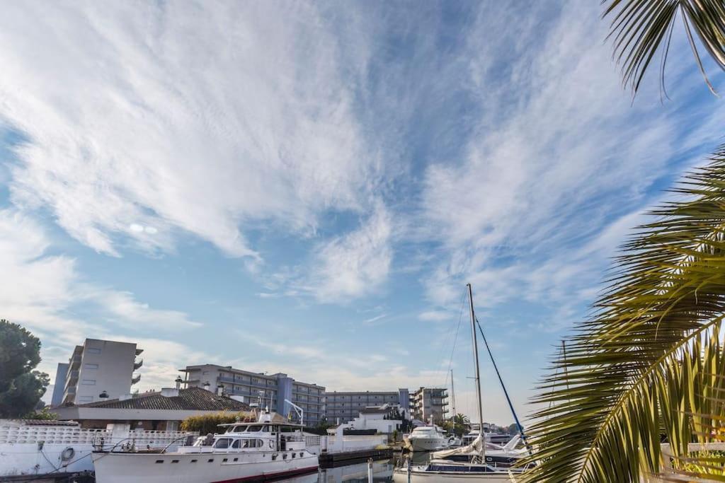 Piso De 2 Habitaciones, 3 Piscinas Y Cerca Del Mar Roses Bagian luar foto