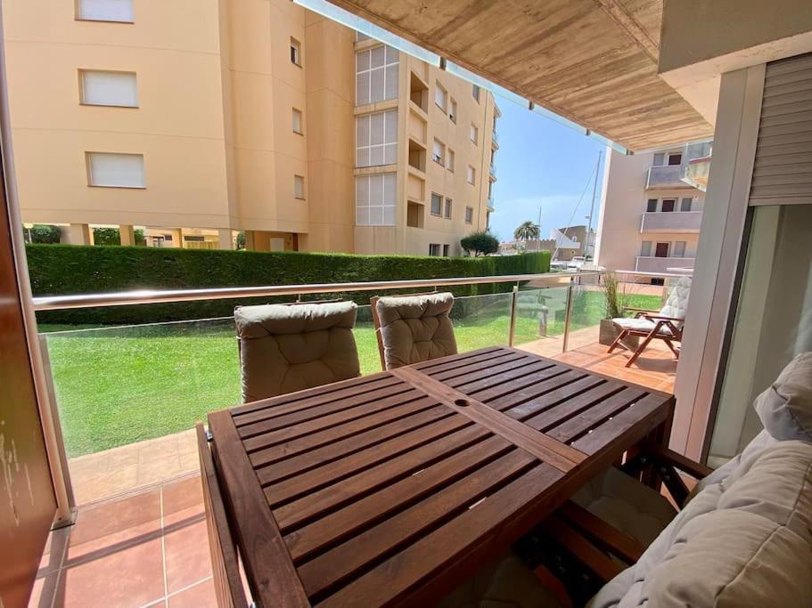 Piso De 2 Habitaciones, 3 Piscinas Y Cerca Del Mar Roses Bagian luar foto