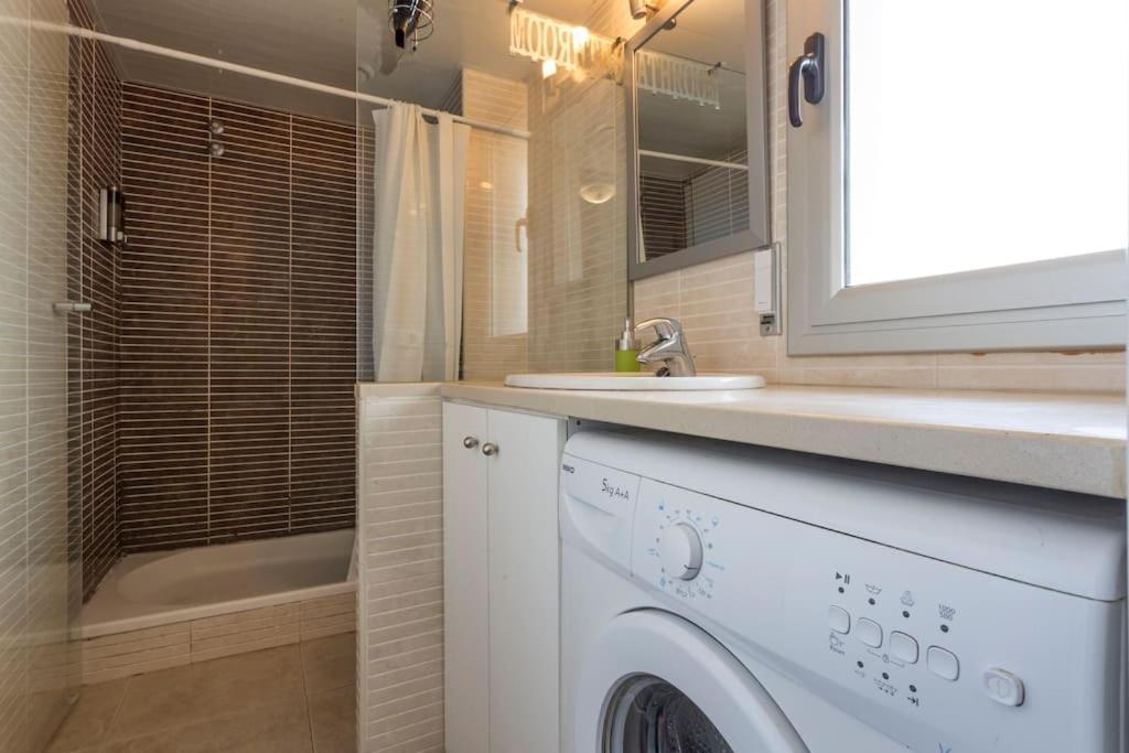 Piso De 2 Habitaciones, 3 Piscinas Y Cerca Del Mar Roses Bagian luar foto