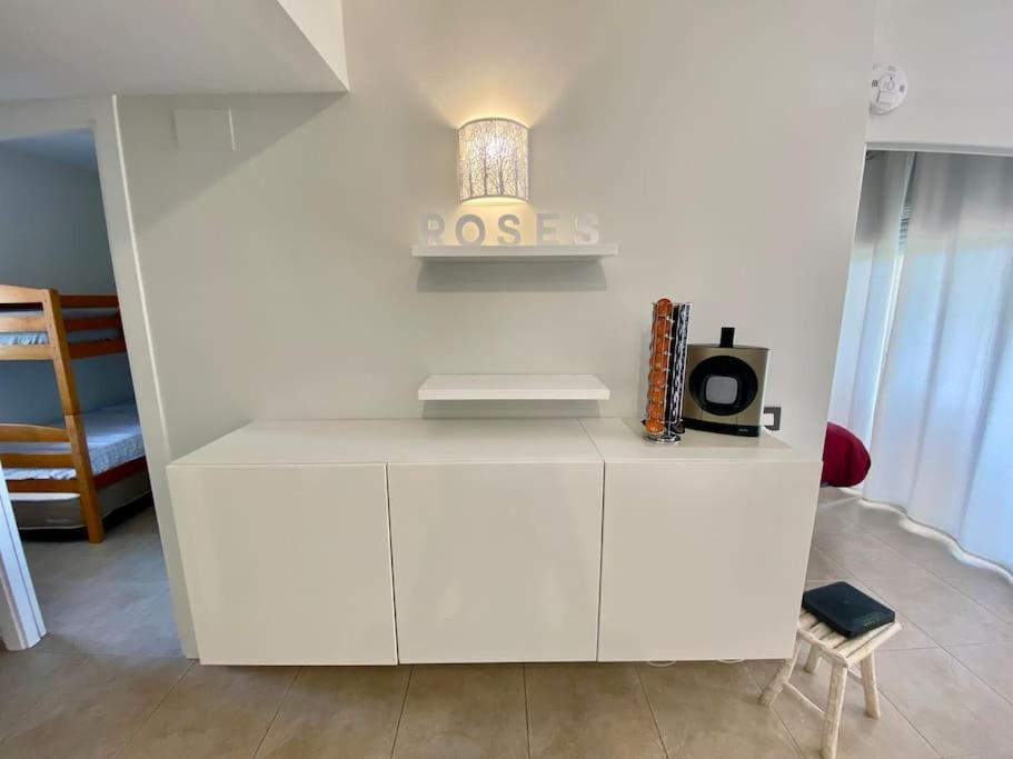 Piso De 2 Habitaciones, 3 Piscinas Y Cerca Del Mar Roses Bagian luar foto