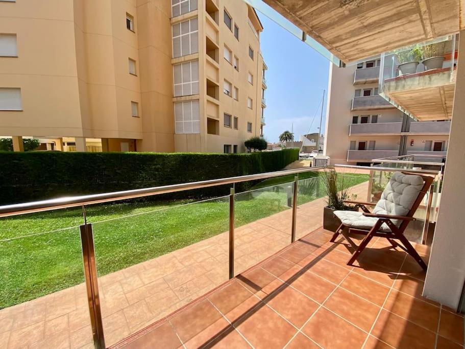 Piso De 2 Habitaciones, 3 Piscinas Y Cerca Del Mar Roses Bagian luar foto